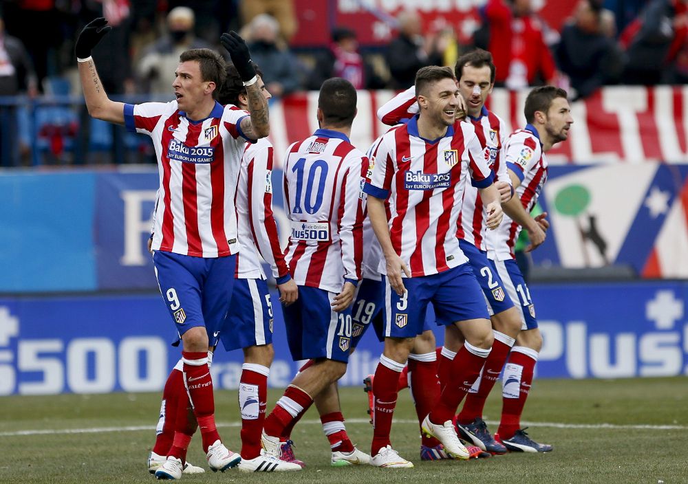 El delantero croata del Atlético de Madrid Mario Mandzukic (i) celebra su gol.