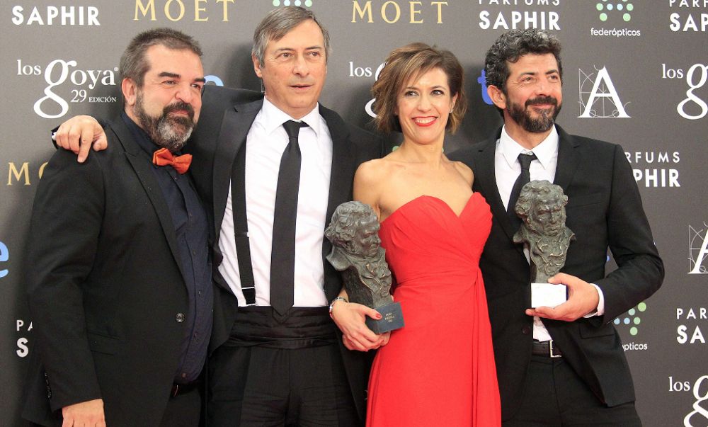 (i-d) Los productores de la película "La isla mínima", Gervasio Iglesias, José Antonio Félez y Mercedes Gamero, y el director de la cinta, Alberto Rodríguez, tras recibir los premios Goya a la "Mejor película" y "Mejor dirección".