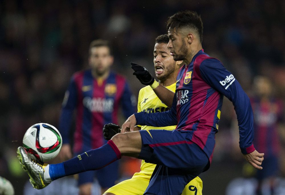 Neymar, que falló un penalti, lucha el balón con Giovani Dos Santos.