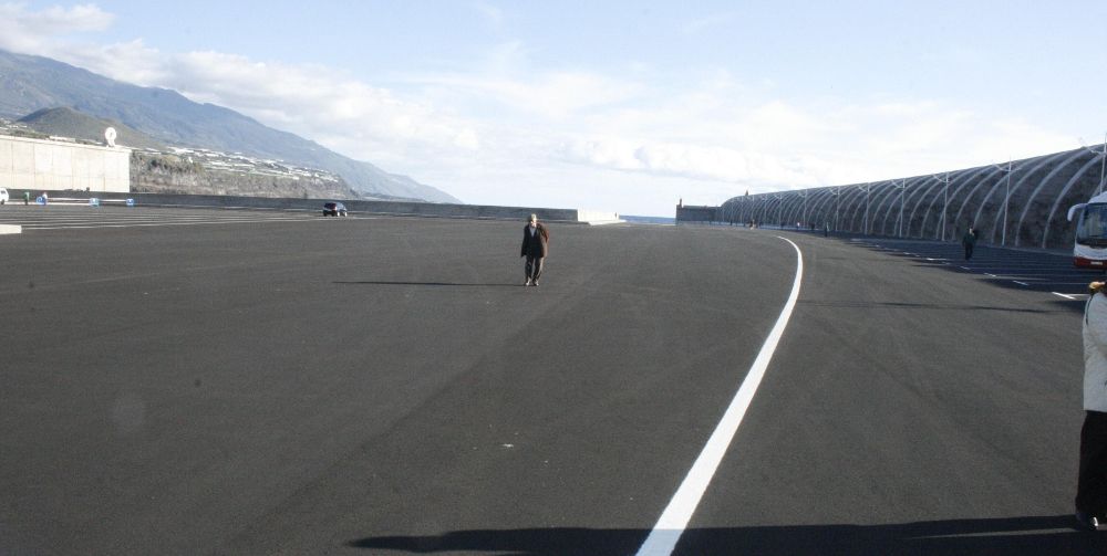 Una hombre camina por las instalaciones del recién inaugurado puerto de Tazacorte.