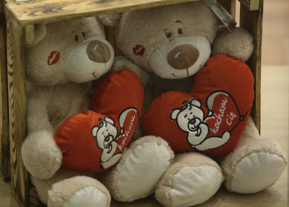 Una tienda vende peluches que abrazan corazones rojos con motivo del Día de San Valentín en Varsovia (Polonia).