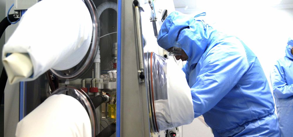 Un técnico trabaja en la empresa vasca Midatech Biogune, ubicada en el parque tecnológico de Bizkaia, que va a liderar un proyecto europeo para producir nanopartículas que sean utilizadas en la lucha contra el cáncer.