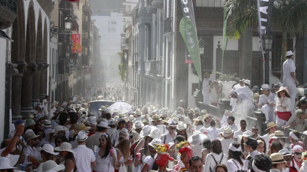 Miles de personas han tomado las calles de Santa Cruz de La Palma hoy desde primera hora de la mañana.