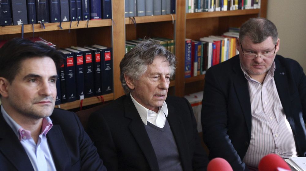 El director de cine Roman Polanski ofrece una rueda de prensa junto a sus abogados Jerzy Stachowicz (izda) y Jan Olszewski (dcha) en Cracovia (Polonia) hoy, jueves.