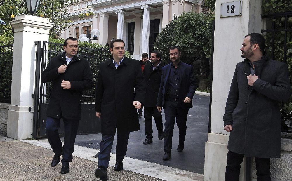 El primer ministro griego, Alexis Tsipras (c), sale de la mansión Maximos, en Atenas, Grecia, hoy, para dirigirse al palacio presidencial. 