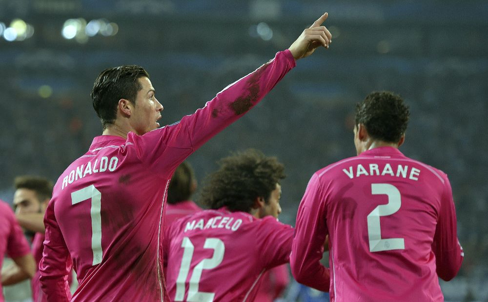El delantero portugués del Real Madrid, Cristiano Ronaldo celebra su tanto.