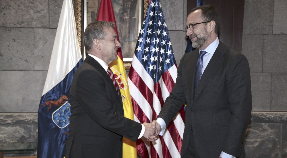 El presidente del Gobierno de Canarias, Paulino Rivero (i), recibió al embajador de Estados Unidos en España, James Costos, hoy en la sede de presidencia del Gobierno de Canarias en Santa Cruz de Tenerife.