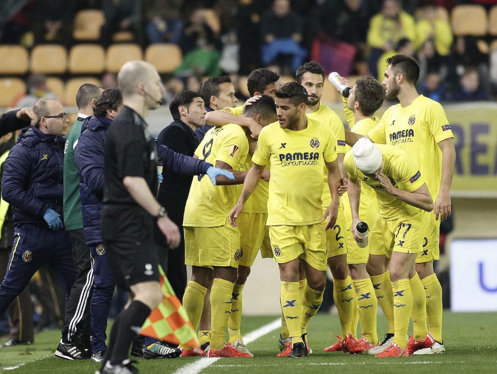 Los jugadores del Villarreal celebran el primer gol.