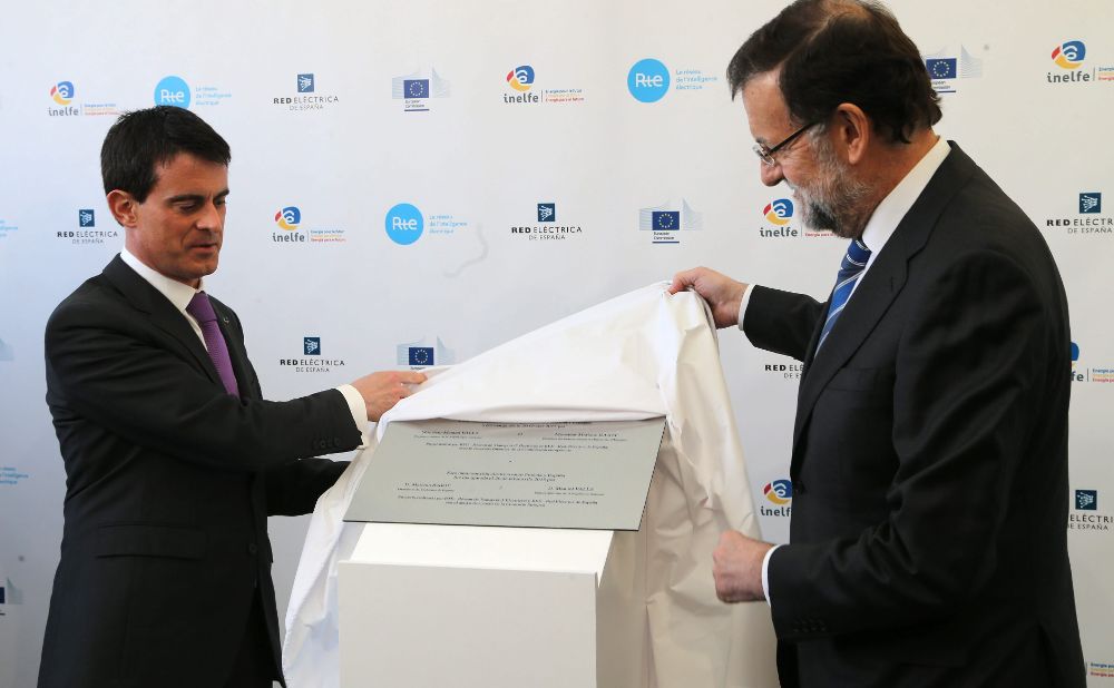 El primer ministro francés, Manuel Valls (i), y el presidente del Gobierno español, Mariano Rajoy, durante la inauguración de la interconexión España-Francia de la Línea de Alta Tensión .