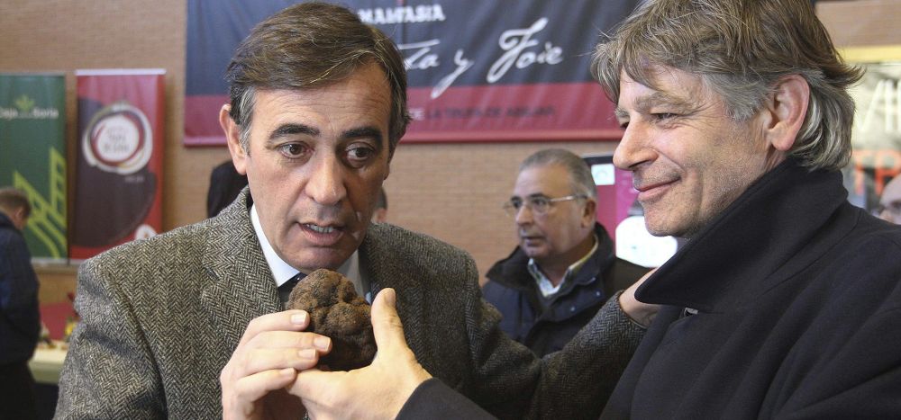 El presidente de la Diputación de Soria, Antonio Pardo (i), huele una trufa de manos del presidente de la Federación Francesa de Truficultores, Michel Tournayre (d).