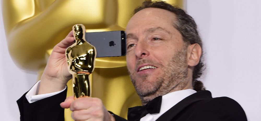 El mexicano Emmanuel Lubezki saca una foto de su Óscar a la Mejor Fotografía por "Birdman".