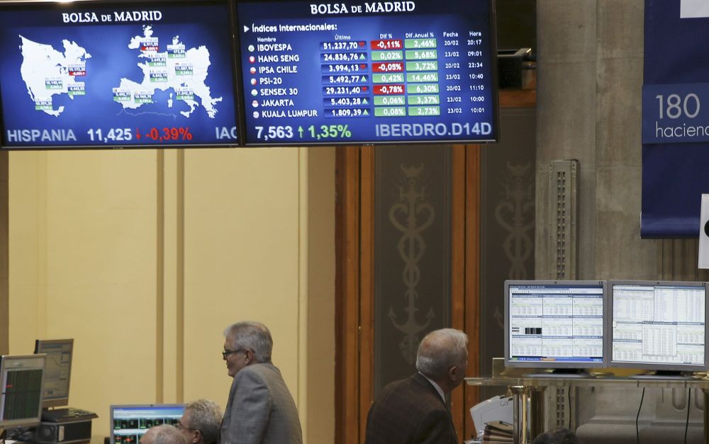 Vista de la Bolsa de Madrid, donde el principal indicador de la bolsa española, el IBEX 35, se mantenía a mediodía al borde de los 11.000 puntos .