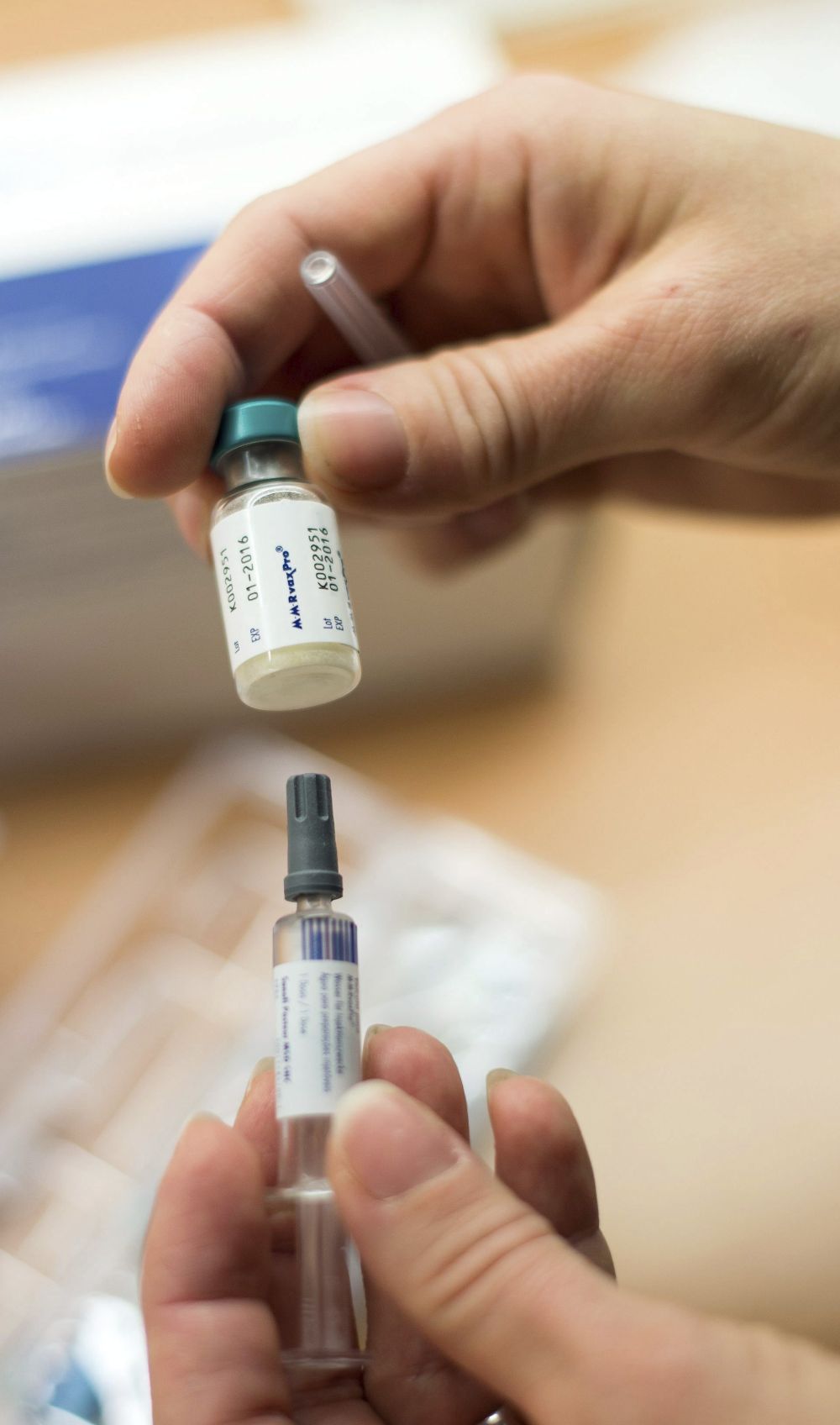 Una enfermera sostiene una vacuna contra el sarampión, la rubeola y las paperas en Berlín.