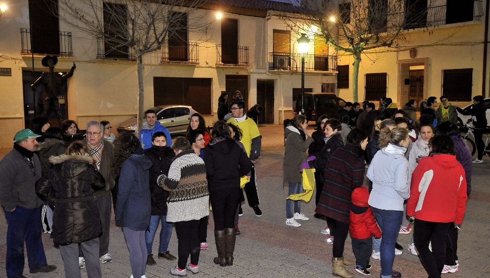 Vecinos de Ossa de Montiel en la plaza del ayuntamiento, ayer, tras el terremoto que ha tenido como epicentro al pueblo manchego.