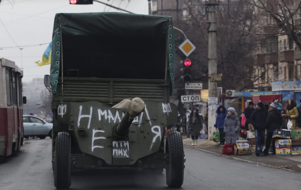 Un camión militar ucraniano transporta un cañón en la población de Chermalyk, cerca de Mariupol, en el área de Donetsk (Ucrania). 