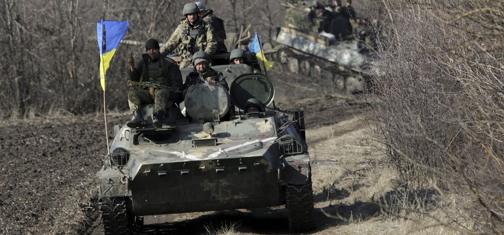 Unas tropas ucranianas con piezas de artillería, durante la retirada de armamento pesado cerca de la localidad de Vasiukovka.