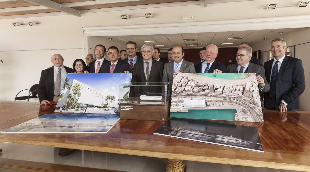 El alcalde de Las Palmas de Gran Canaria, el presidente de la Autoridad Portuaria, el de Loro Parque y el del Cabildo de Gran Canaria, entre otras personas, posan junto a la maqueta e imágenes del proyecto del Acuario Poema del Mar.