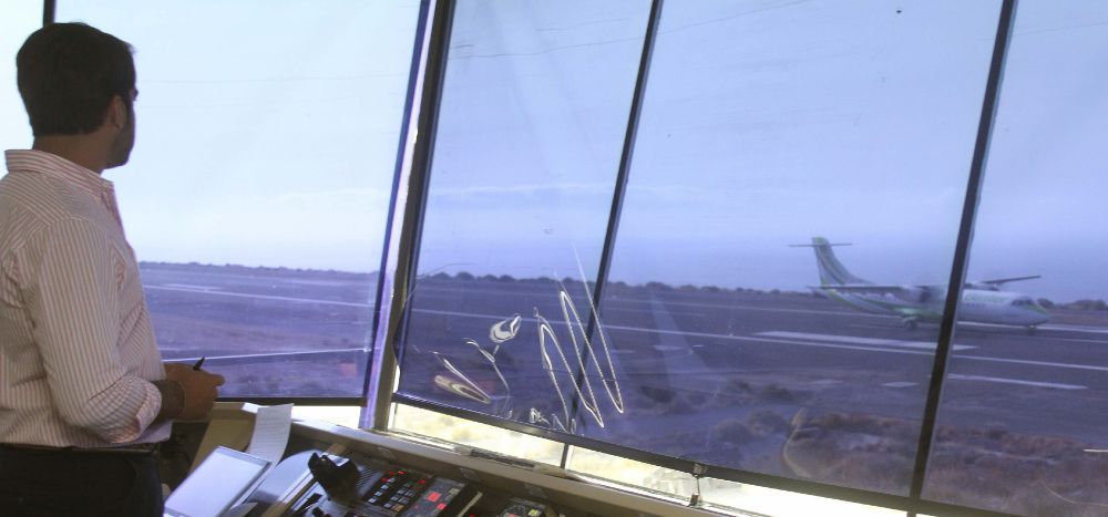 Un operario observa desde la torre de control el aterrizaje.
