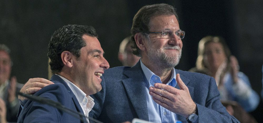 El presidente del Gobierno y del Partido Popular, Mariano Rajoy, y el candidato de esta formación a presidir la Junta de Andalucía, Juanma Moreno (i).