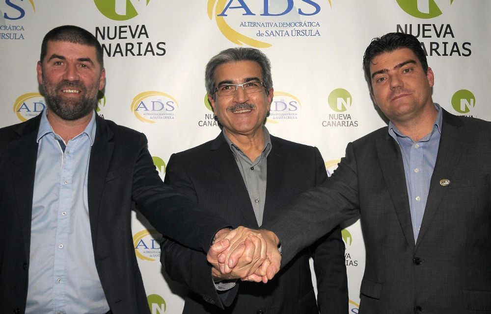 El candidato (a la izquierda), con Román Rodríguez (centro) y Valentín Correa.