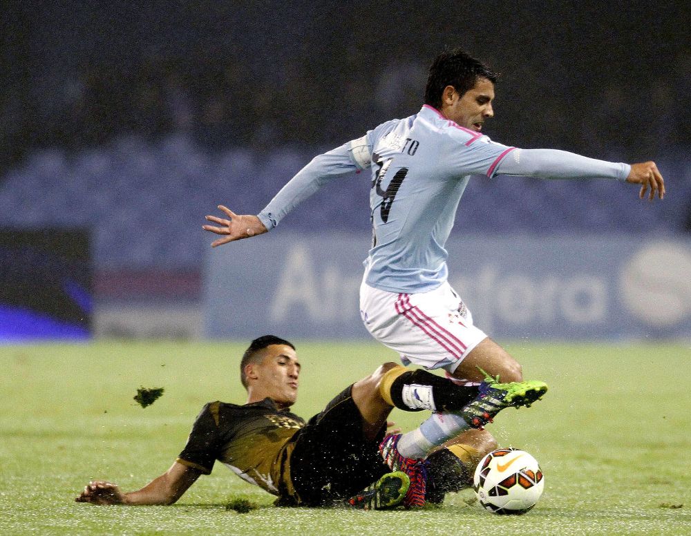 Augusto Fernández (d) cae ante el centrocampista del Elche Adrián.