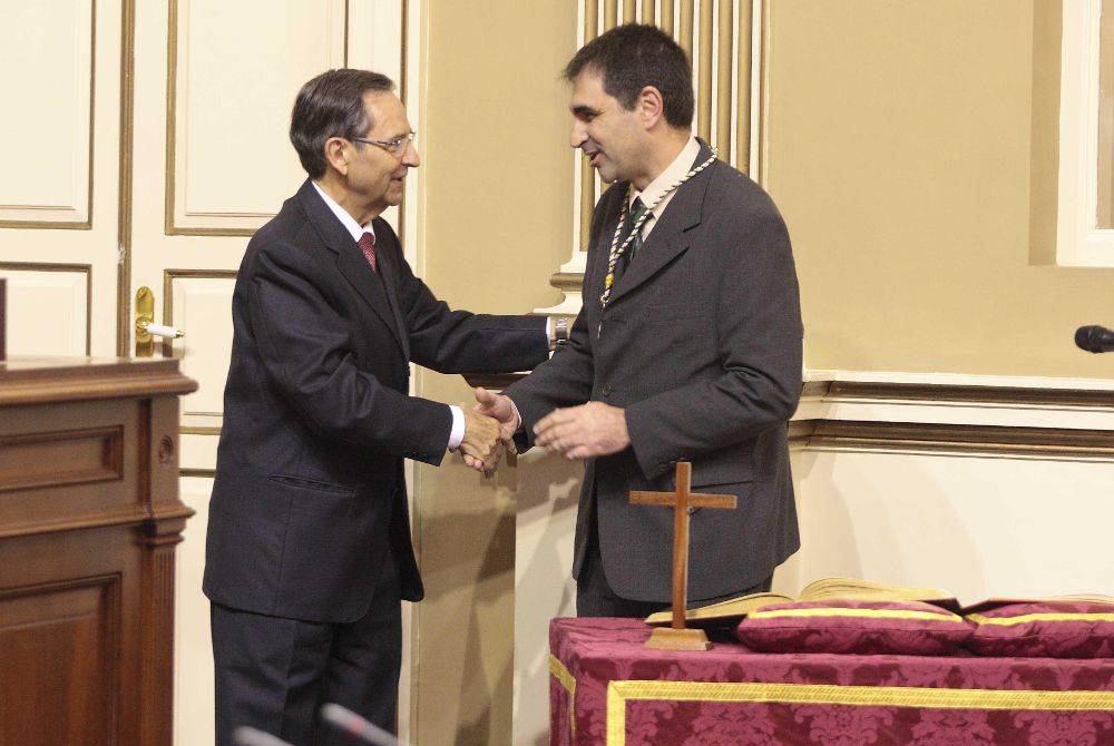 Moreno (derecha) saluda al presidente del Parlamento canario.