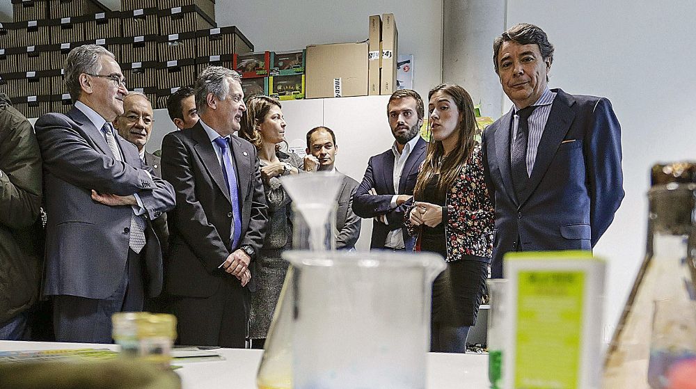 El presidente de la Comunidad de Madrid (dcha) durante la visita que ha realizado hoy al parque científico, en Alcobendas.