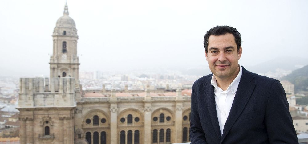 El candidato del PP a presidir la Junta de Andalucía, Juanma Moreno, posa con la catedral de Málaga al fondo.