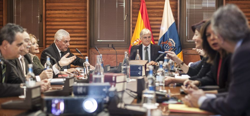 El vicepresidente del ejecutivo regional, José Miguel Pérez (c), presidió hoy la reunión del Consejo de Gobierno celebrada en Las Palmas de Gran Canaria.