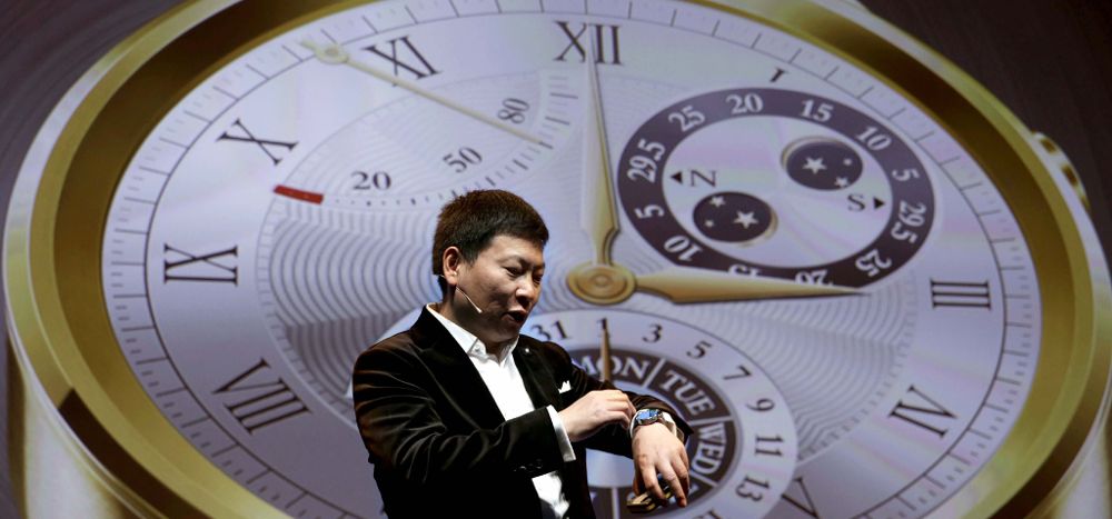 El presidente ejecutivo de Huawei, Richard Yu, muestra el nuevo Huawei Watch.