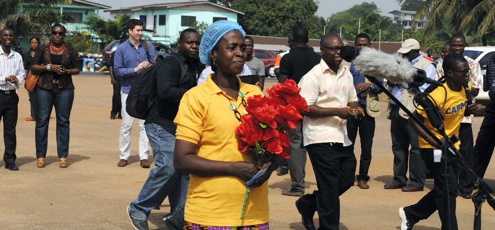 La Unidad de Tratamiento del Ébola (UTE) en Monrovia, dio hoy de alta a Beatrice Yardolo (c), la última paciente con ébola.