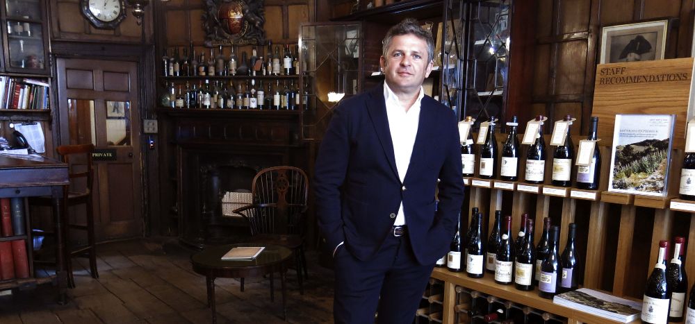 El viticultor español Álvaro Palacios posa en la tienda de vinos londinense Berry Bros Rud, la más antigua de Londres. 