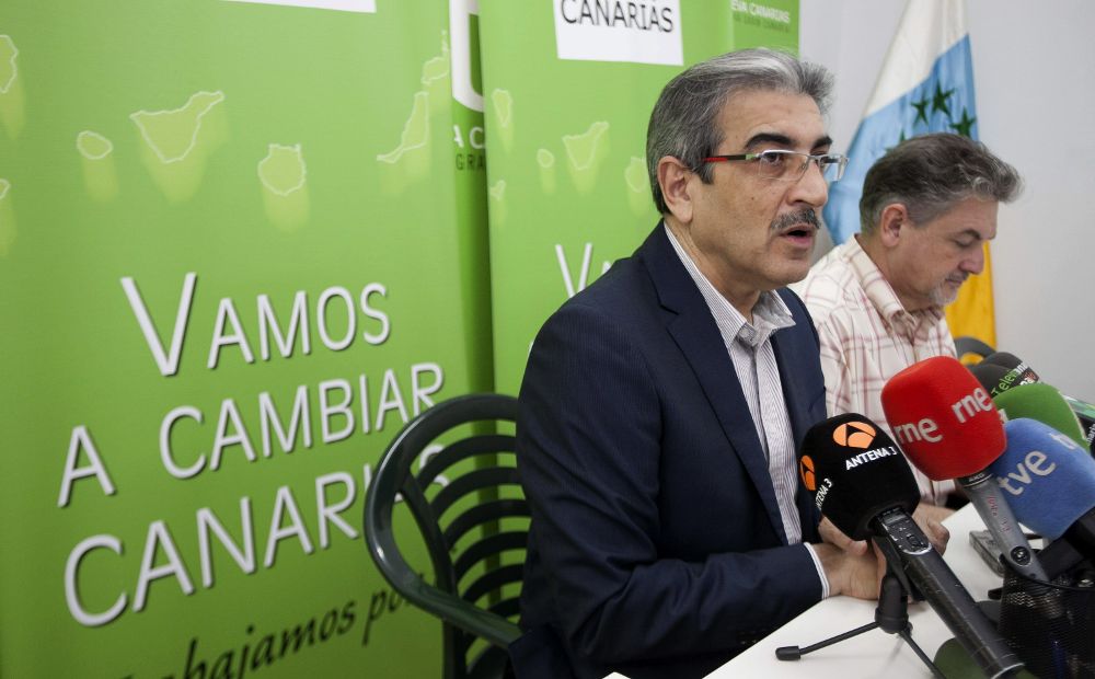 El presidente de Nueva Canarias, Román Rodríguez (i), acompañado por el secretario de Organización del partido, Pedro Justo, en la presentación de las candidaturas.