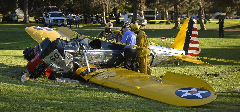 Personal de Servicios de Emergencias revisan el lugar donde una avioneta en la que viajaba el actor estadounidense Harrisson Ford chocó.