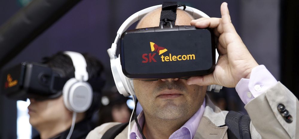 Un visitante prueba unas gafas de realidad virtual de la empresa SK telecom.