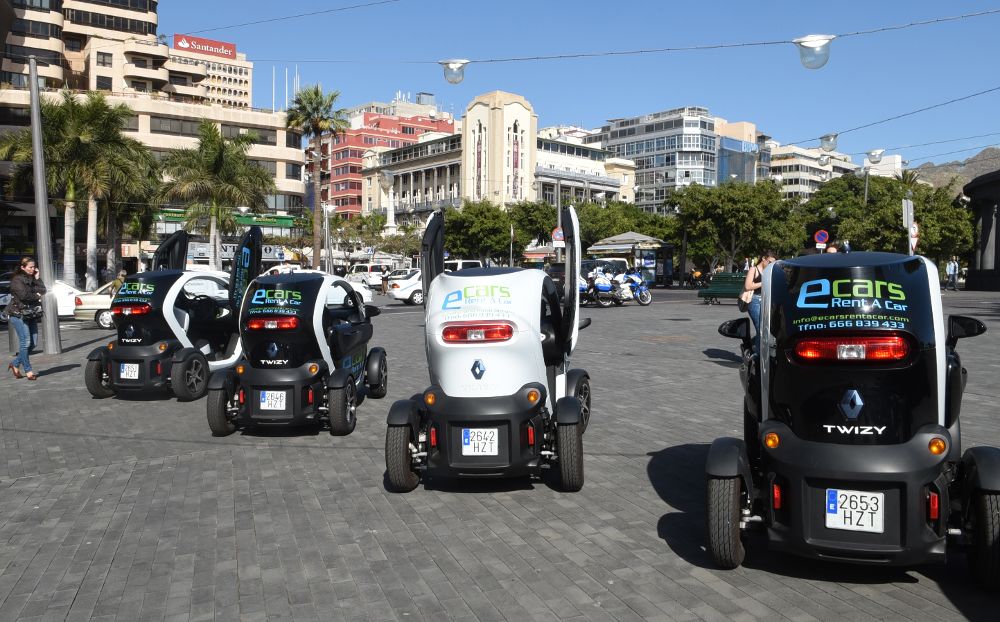 Presentación de los vehículos, hoy, en la plaza de España de la capital tinerfeña.FOTO CEDIDA
