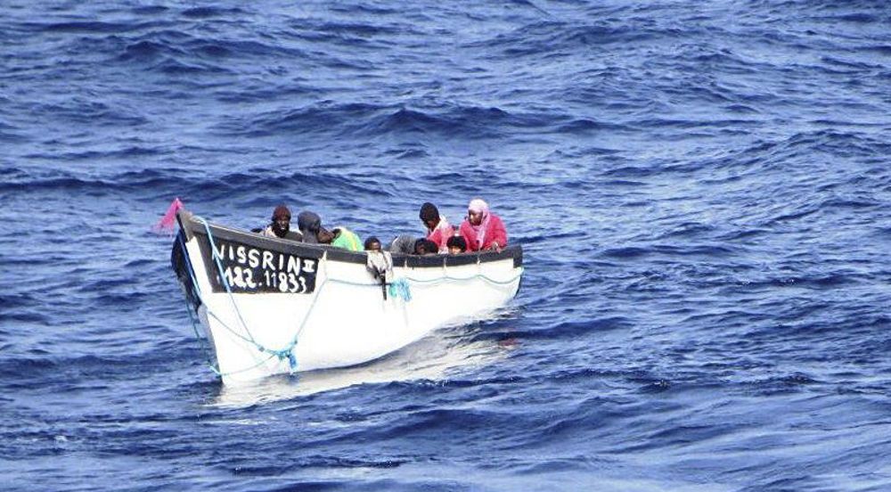 Fotografía facilitada por Salvamento Marítimo tomada por el buque "Sonangol Sanbizanga", de bandera de Bahamas, de la patera que el mercante avistó a 175 millas de Canarias, con 13 ocupantes, entre los que hay dos mujeres.