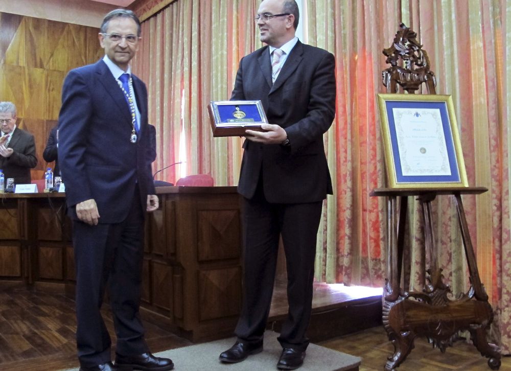 El presidente del Parlamento de Canarias, Antonio Castro (i), hace entrega de la medalla de oro de esa institución al Cabildo de La Palma, que recogío el presidente insular, Anselmo Pestana.