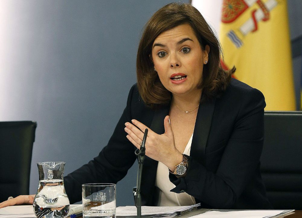 La vicepresidenta del Gobierno, Soraya Sáenz de Santamaría, durante la rueda de prensa tras la reunión del Consejo de Ministros, hoy, en el Palacio de la Moncloa.