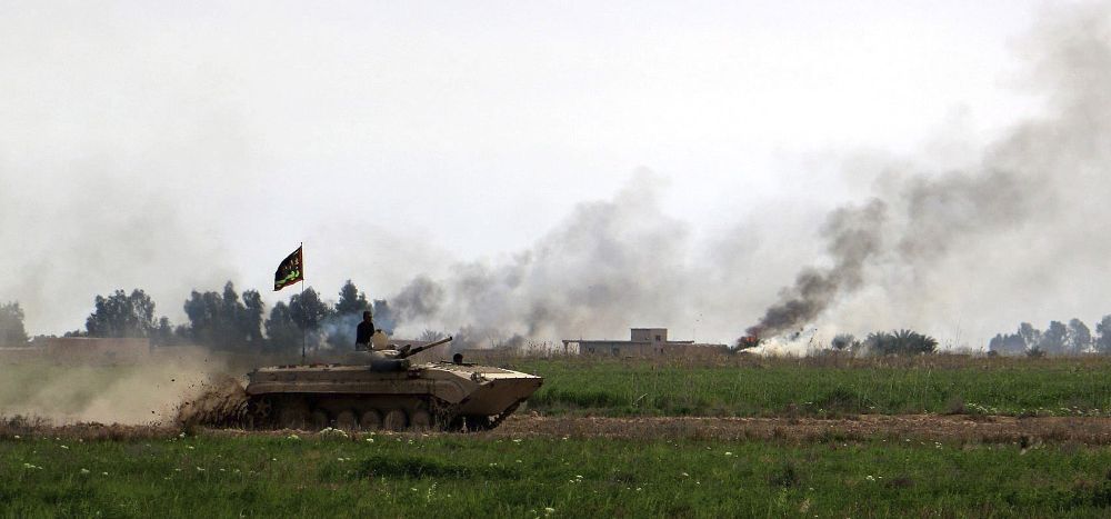 Fotografía facilitada hoy, 10 de marzo de 2015, que muestra a un tanque iraquí que avanza por el sur de la ciudad de Tikrit, Irak, el 9 de marzo de 2015. Las tropas iraquíes iniciaron hoy sus operaciones para recuperar el control de la ciudad de Tikrit y expulsar de ella al grupo yihadista Estado Islámico (EI).