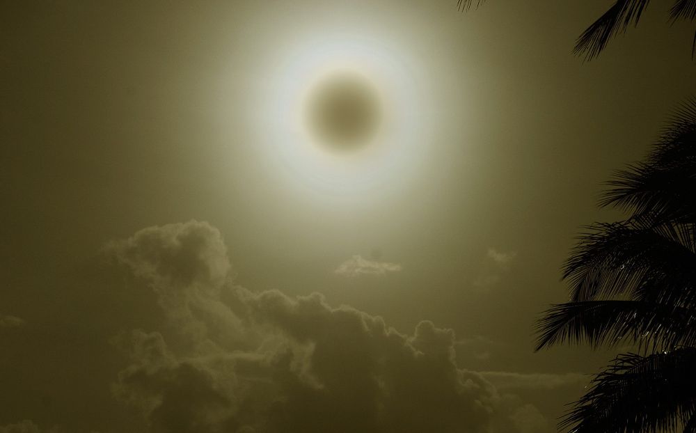 Un eclipse total de sol visto el miércoles 14 de noviembre de 2012, desde la playa Ellis en Queensland (Australia).