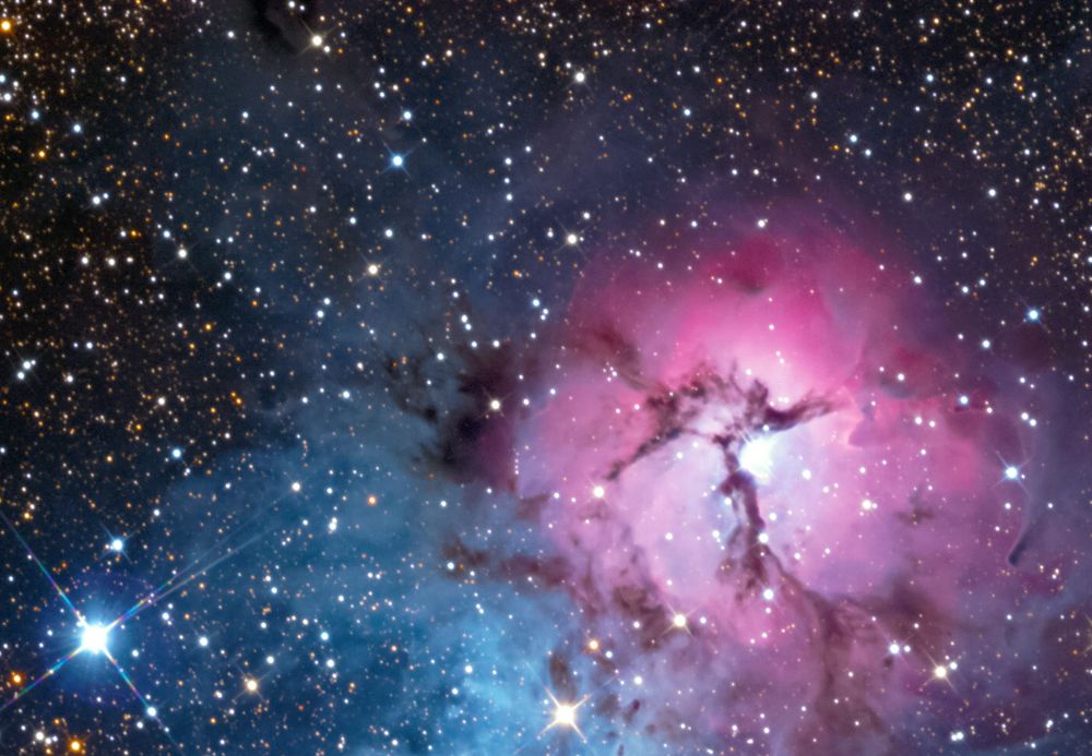 Imagen sin fechar facilitada por Observatorio Europeo Austral (ESO en inglés) que compara una nueva visión de la nebulosa Trífida en luz infrarroja, extraída del sondeo VVV VISTA (parte superior) con una visión en luz visible más familiar captada con un pequeño telescopio (parte inferior). Las nubes brillantes de gas y polvo son mucho menos visibles en la imagen infrarroja, pero pueden verse muchas más estrellas detrás de la nebulosa, incluyendo dos estrellas variables Cefeidas recién descubiertas.