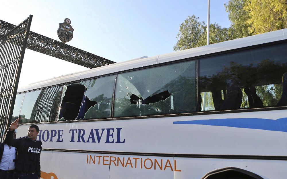 Unos turistas que han sobrevivido al ataque terrorista son evacuados en un autocar del lugar de los hechos, el Museo del Bardo, en Túnez.