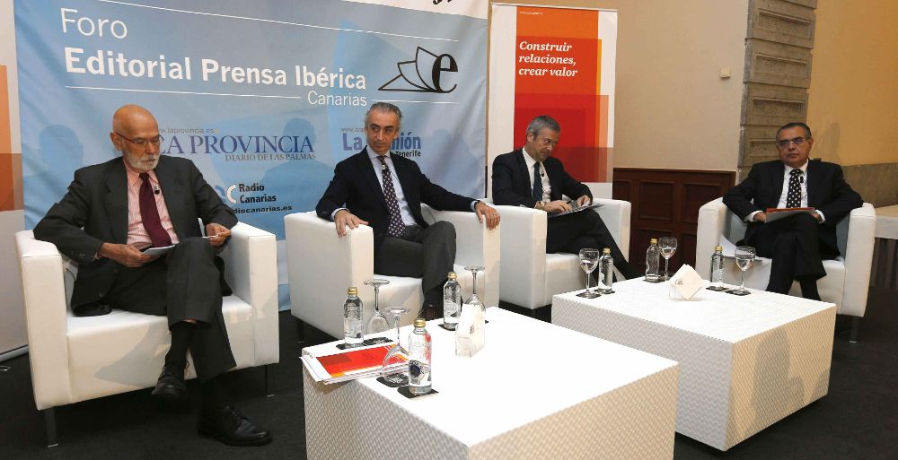 El secretario de Estado de Hacienda, Miguel Ferre Navarrete (2i), durante el desayuno informativo organizado por Editorial Prensa Ibérica en el que analizó la reforma del régimen fiscal de Canarias.