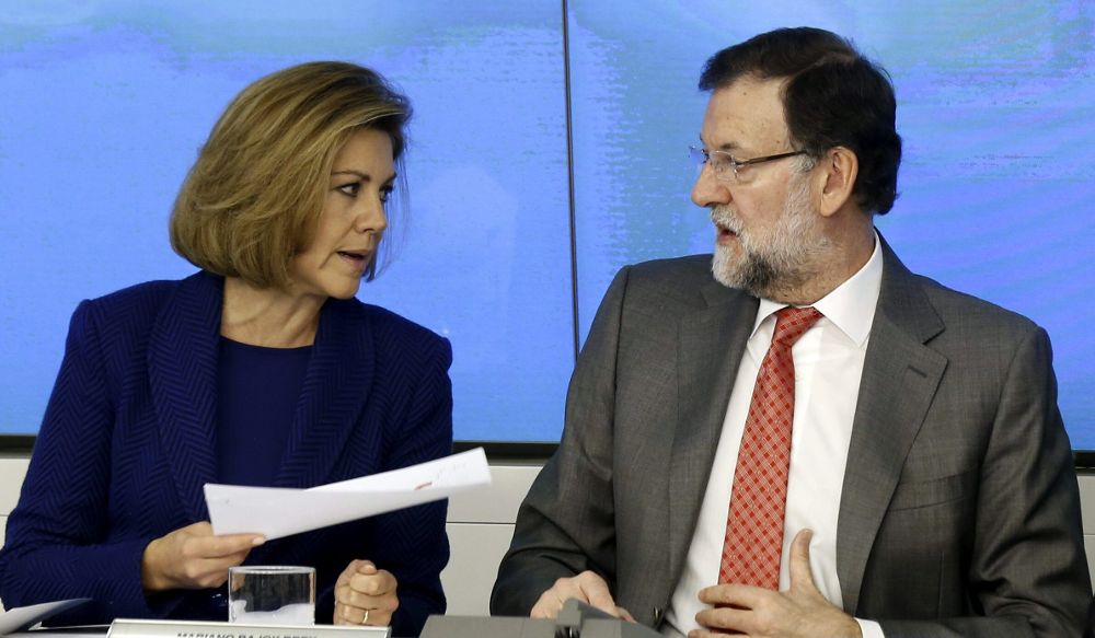 El presidente del Gobierno y del PP, Mariano Rajoy, y la Secretaria General del partido, María Dolores de Cospedal, conversan al inicio del Comité Ejecutivo Nacional reunido hoy para analizar los resultados de las elecciones andaluzas.