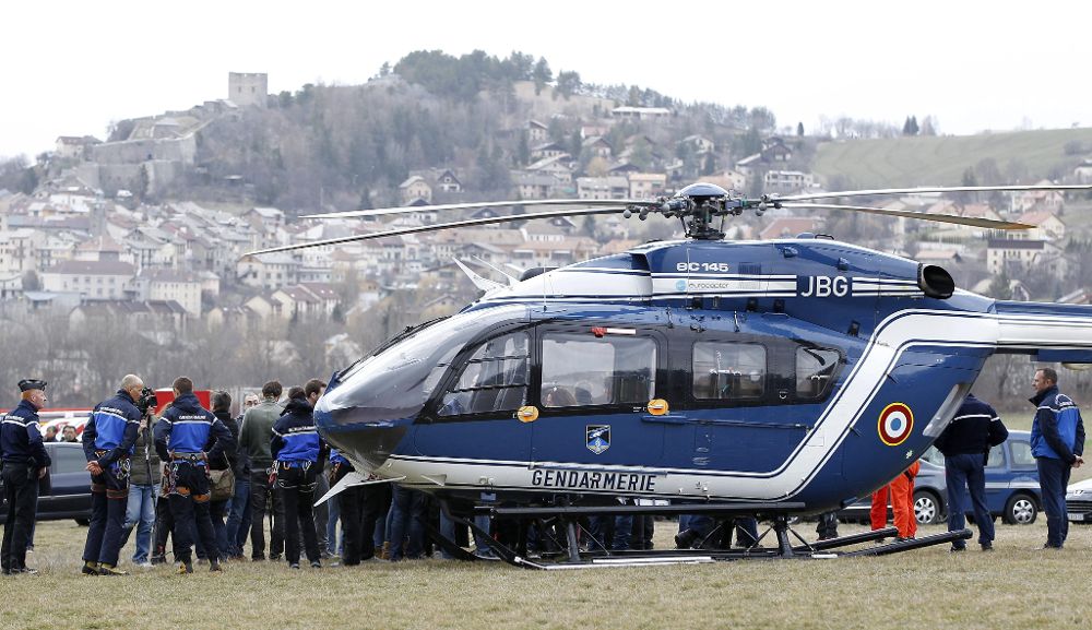 Miembros de la Gendarmería francesa se agrupan junto a un helicóptero cerca del lugar donde se estrelló el Airbus A320, en Seyne-les Alps, Francia.
