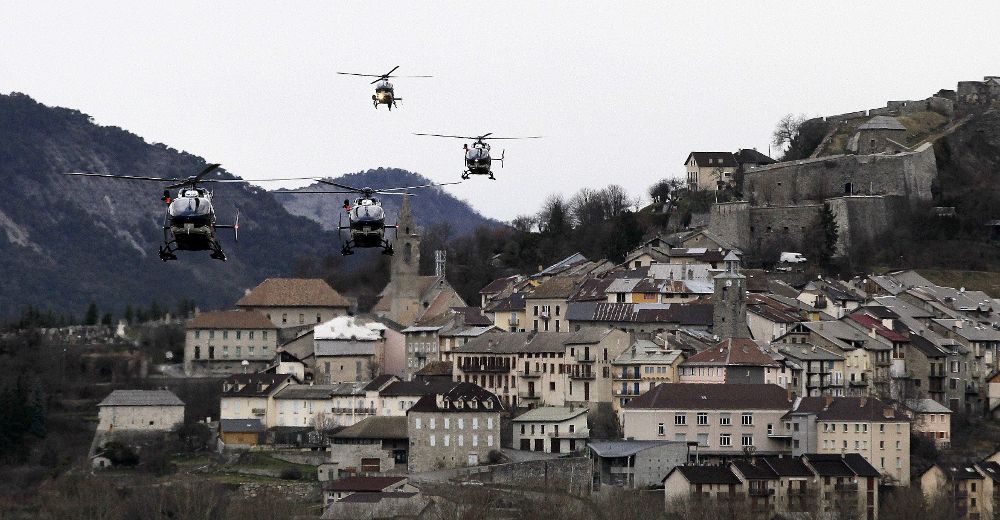 Un grupo de helicópteros sobrevuelan la localidad francesa de Seyne-les-Alps, donde esta mañana han recomenzado las tareas de rescate de los restos del Airbus A320 de la aerolínea Germanwings.