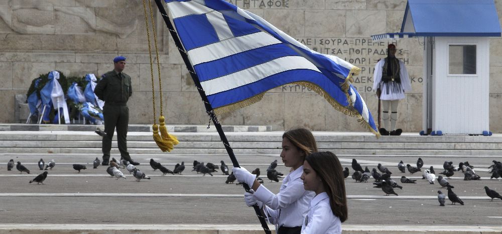 Dos niñas participan en un desfile con motivo del Día de la Independencia en Atenas (Grecia).