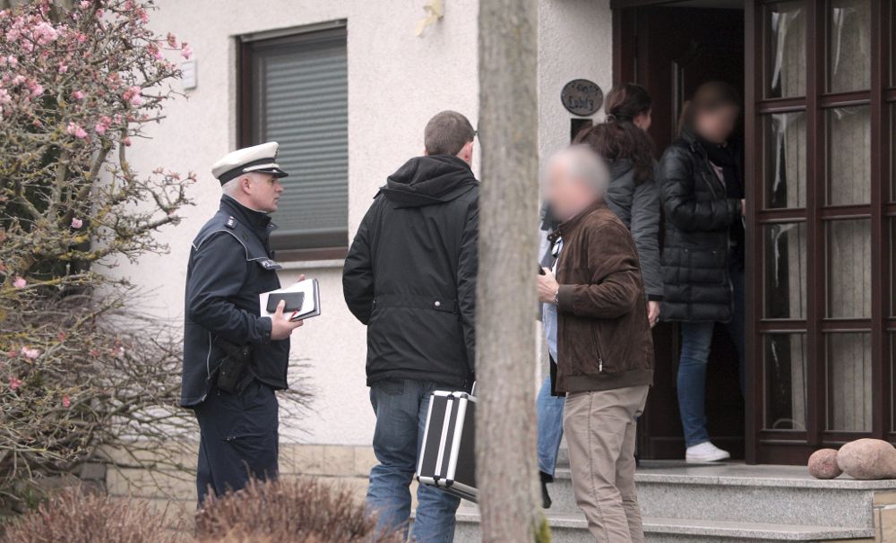 Agentes de policía entran en la casa en la que supuestamente residía el copiloto alemán Andreas Lubitz con sus padres en Montabaur (Alemania).