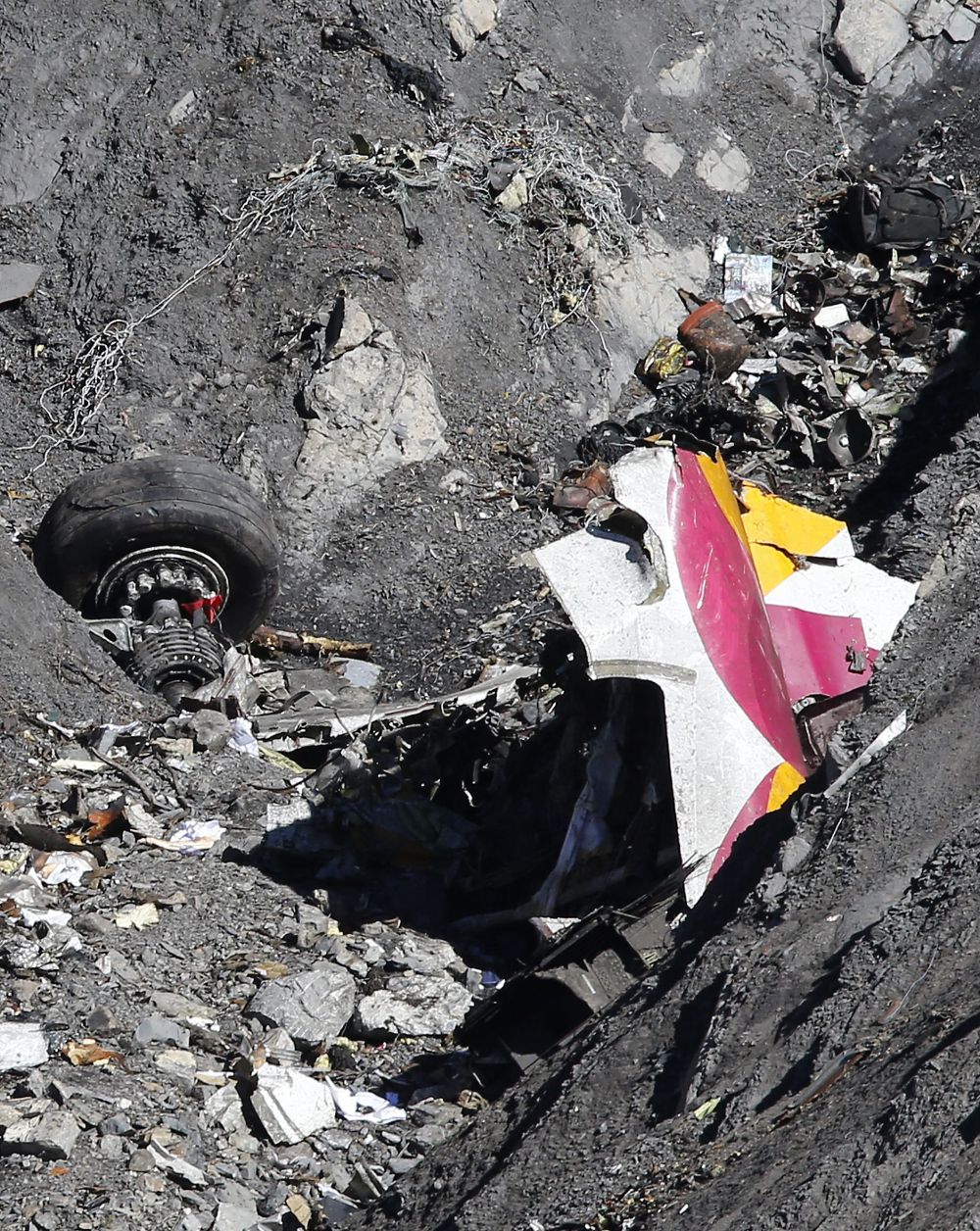 Restos del fuselaje en el lugar del accidente del vuelo Barcelona-Düsseldorf de Germanwings que se estrelló el pasado martes.
